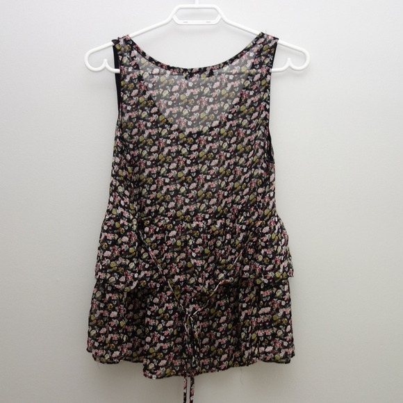 JANETTE Dainty ruffled floral top (L) - Picture 2 of 3